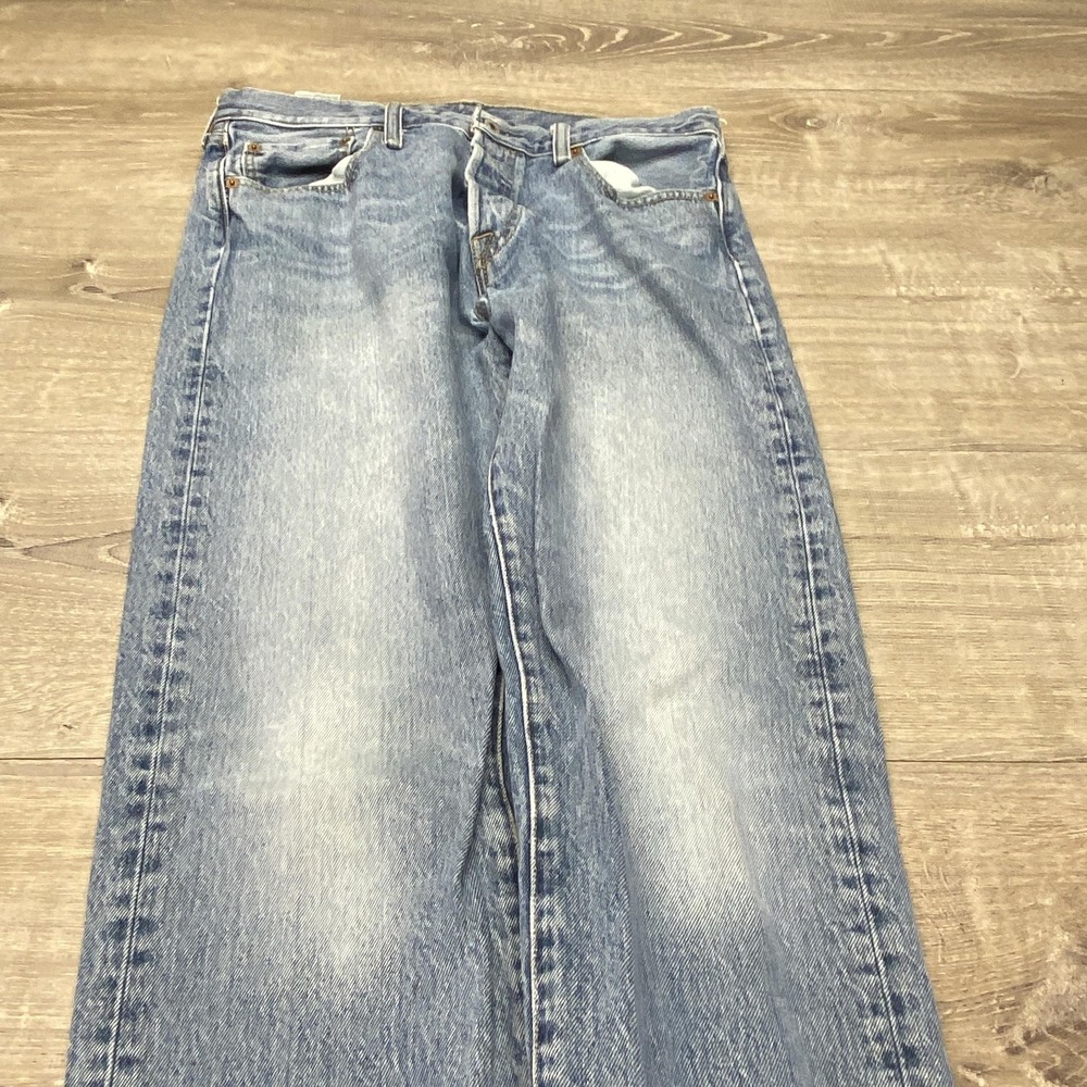 Levis 501 Jeans Mens 33x32 Blue Light Wash Denim Button Fly Straight Leg Classic - Picture 3 of 13